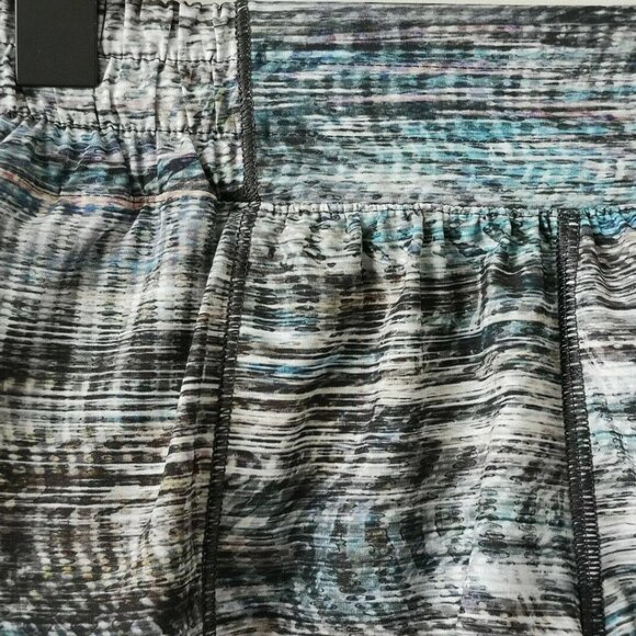 NWT LULULEMON DGTO/TRNV Multi Color Hotty Hot Low Rise Lined 4" Shorts Size 2 - Picture 2 of 9